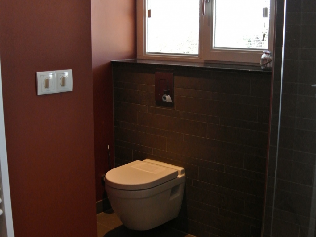 Badkamer met toilet en inloopdouche