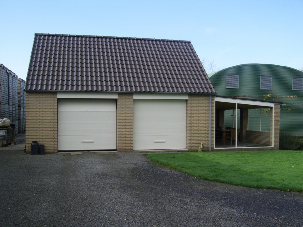 Garage met puntdak en 2 sectional deuren