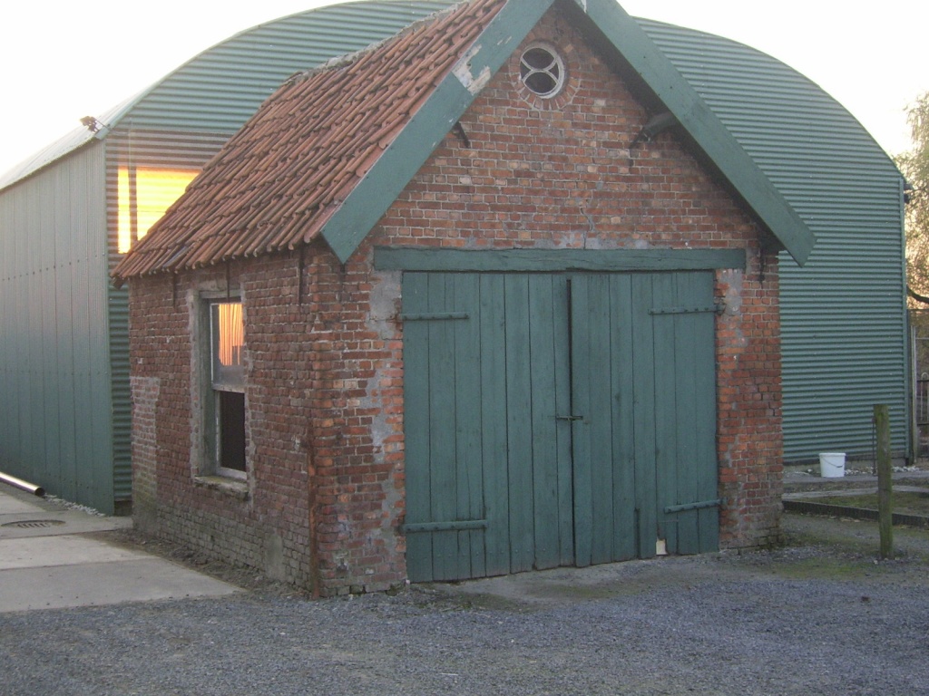 Garage met puntdak en 2 sectional deuren